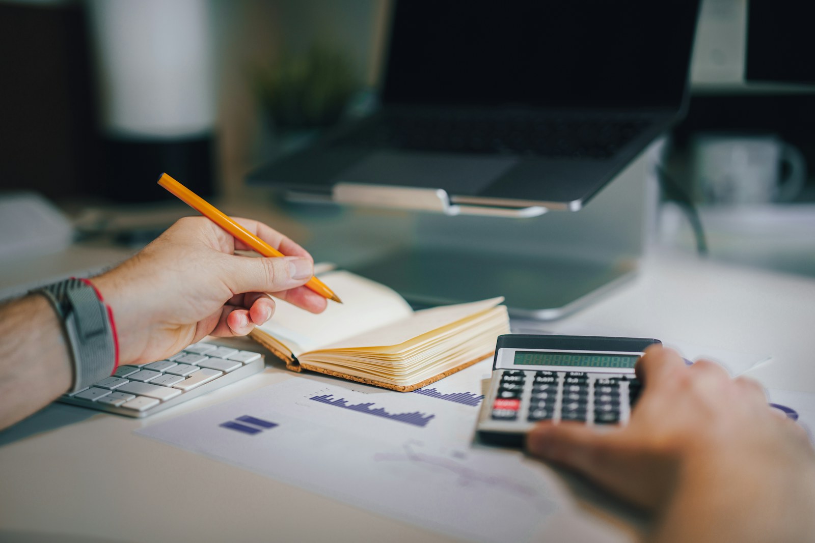 Carnet, calculatrice et documents de travail pour une analyse financière